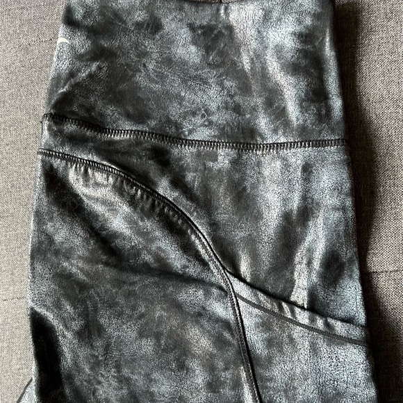 Zyia Gray Stonewashed mesh pocket high rise - Picture 5 of 8